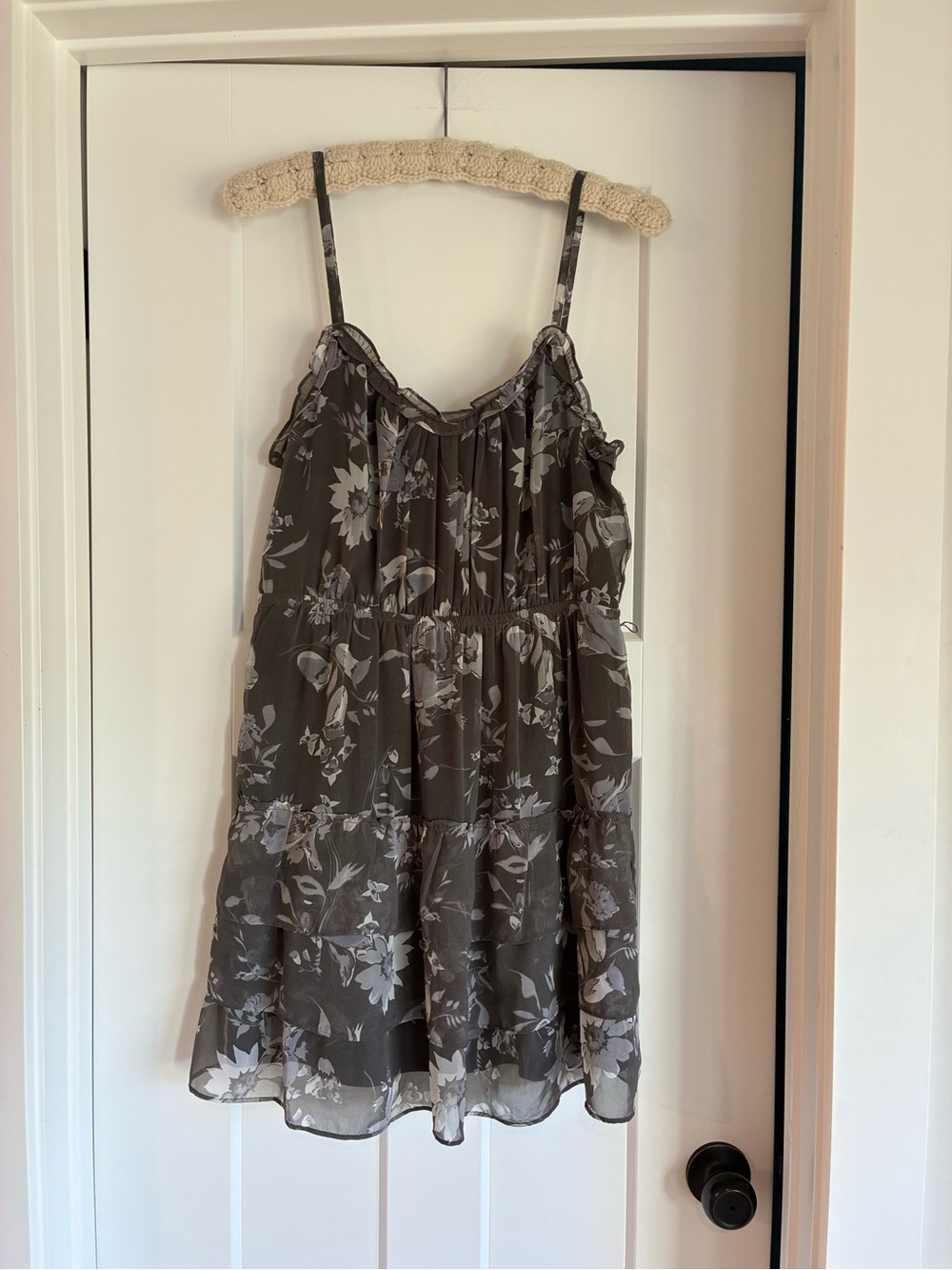 American Eagle baby doll grey white floral spaghetti strap Dress lined silky 10